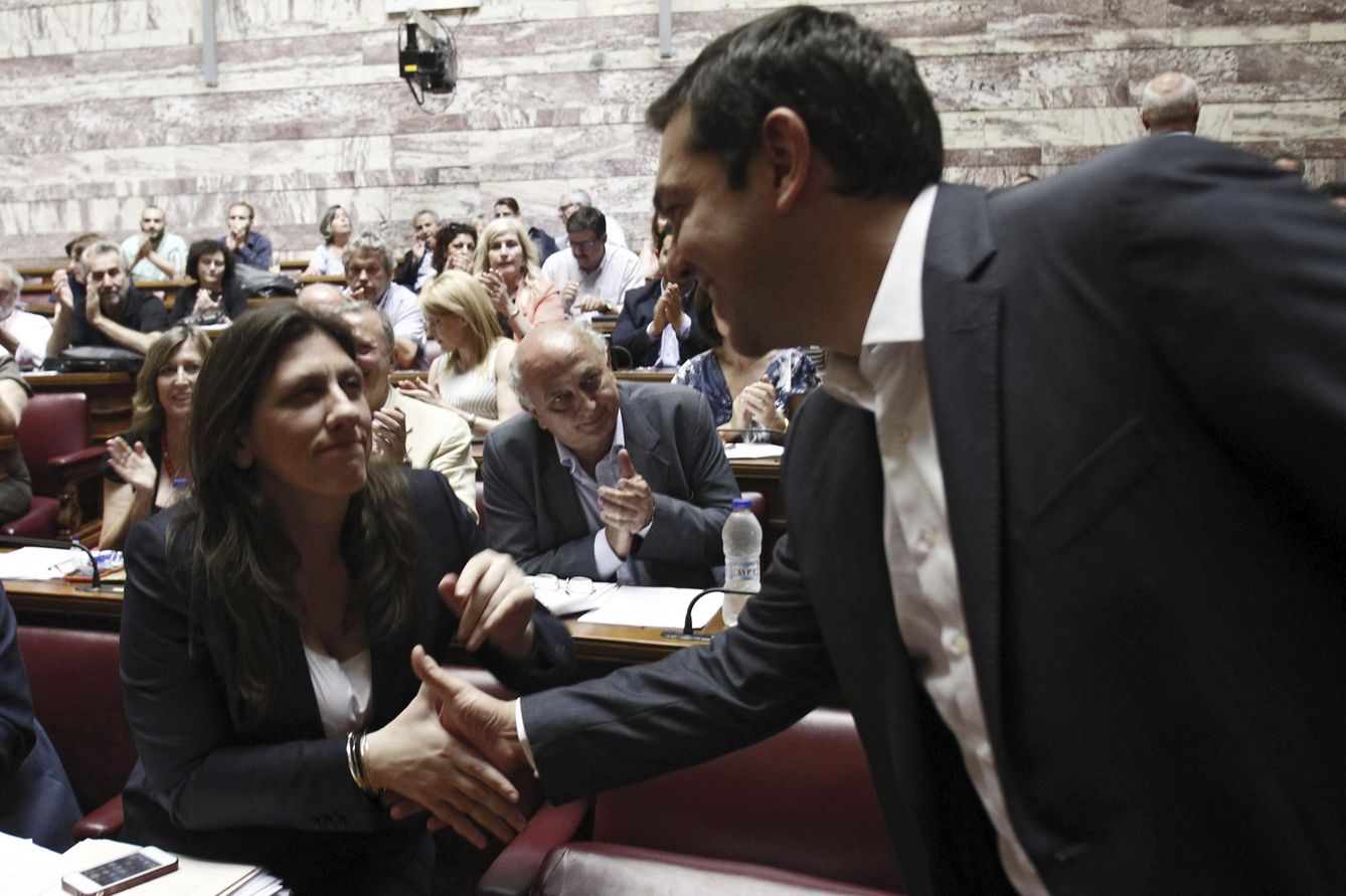 Zoi Konstantopulu saluda a Alexis Tsipras durante una sesión del Parlamento griego, en Atenas (Reuters).