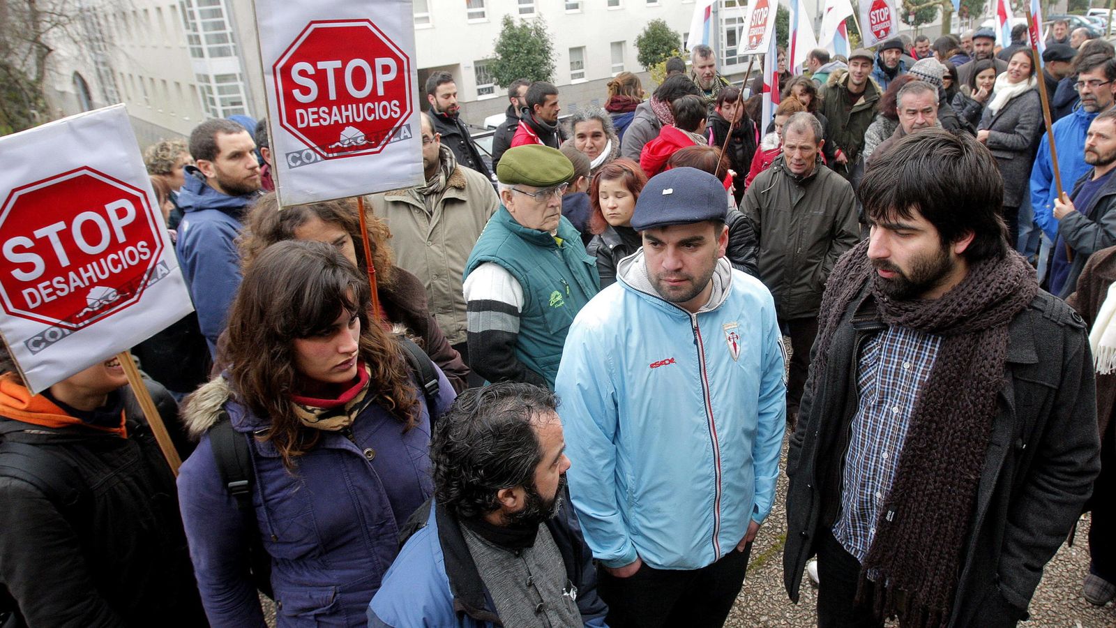 Foto: La plataforma Stop Desahucios protagoniza una acción reivindicativa delante de los juzgados de Santiago de Compostela. (Efe) 