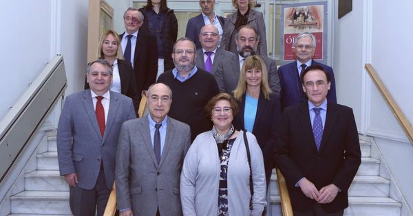 Foto: Algunos de los políticos participantes en el debate junto a científicos notables (COSCE)