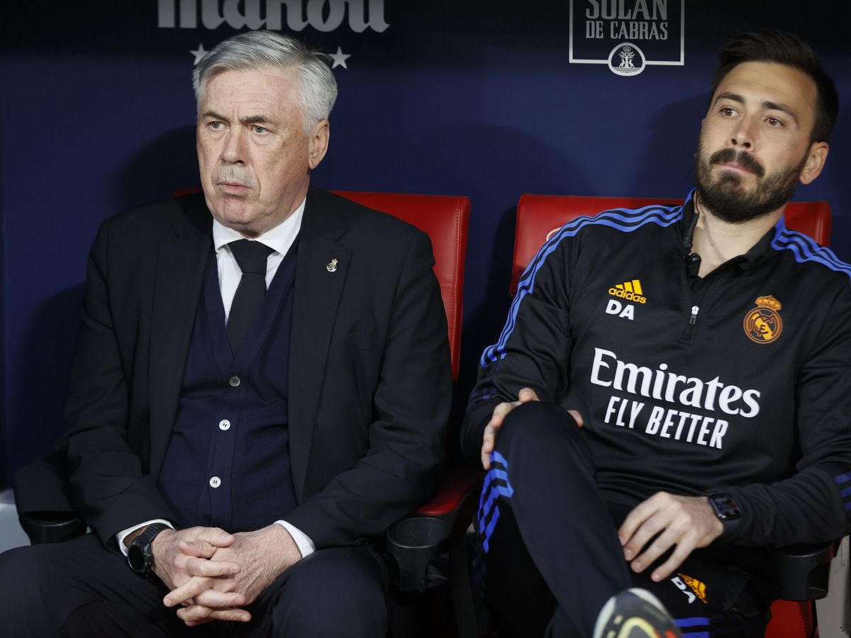 Foto: Carlo y Davide Ancelotti, en la visita del Madrid al Metropolitano. (EFE/Ballesteros)
