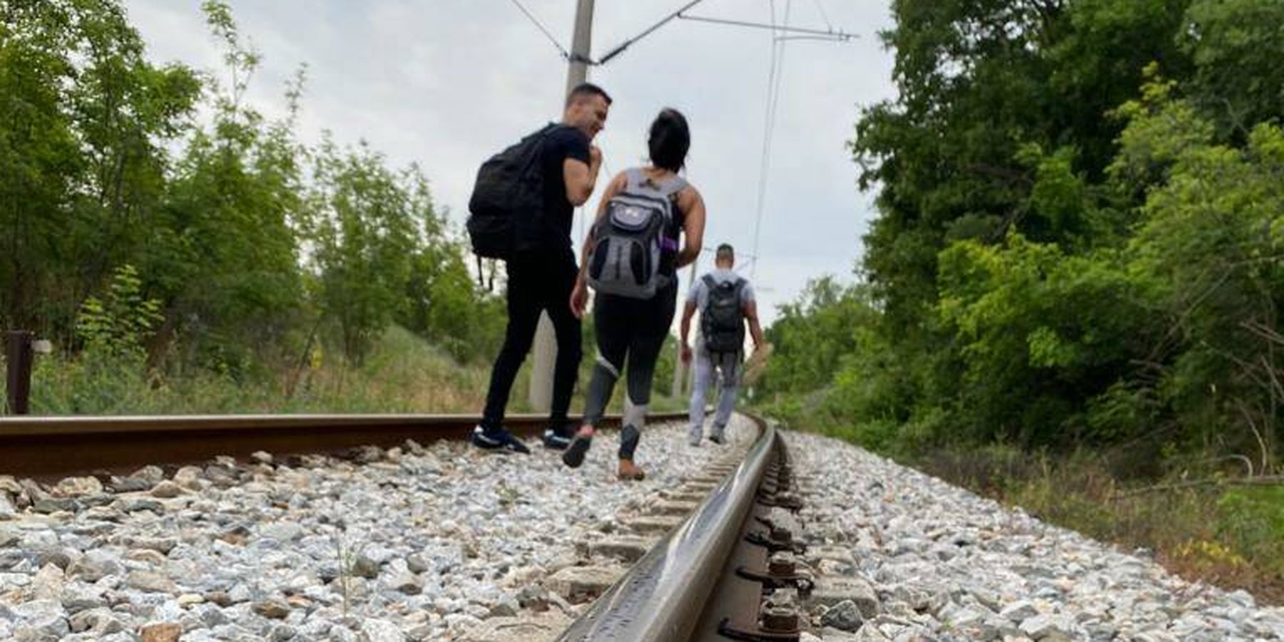 Migrantes cubanos en las vías del tren. (Cedida)