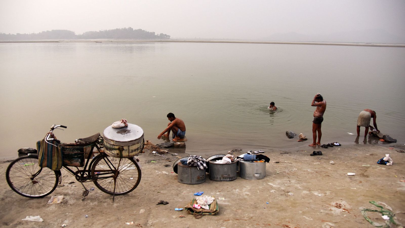 Foto: Vendedores de pescado toman un baño en las orillas del río Brahmaputra, que nace en el Tíbet y cuyo caudal supervisa China. (Reuters)