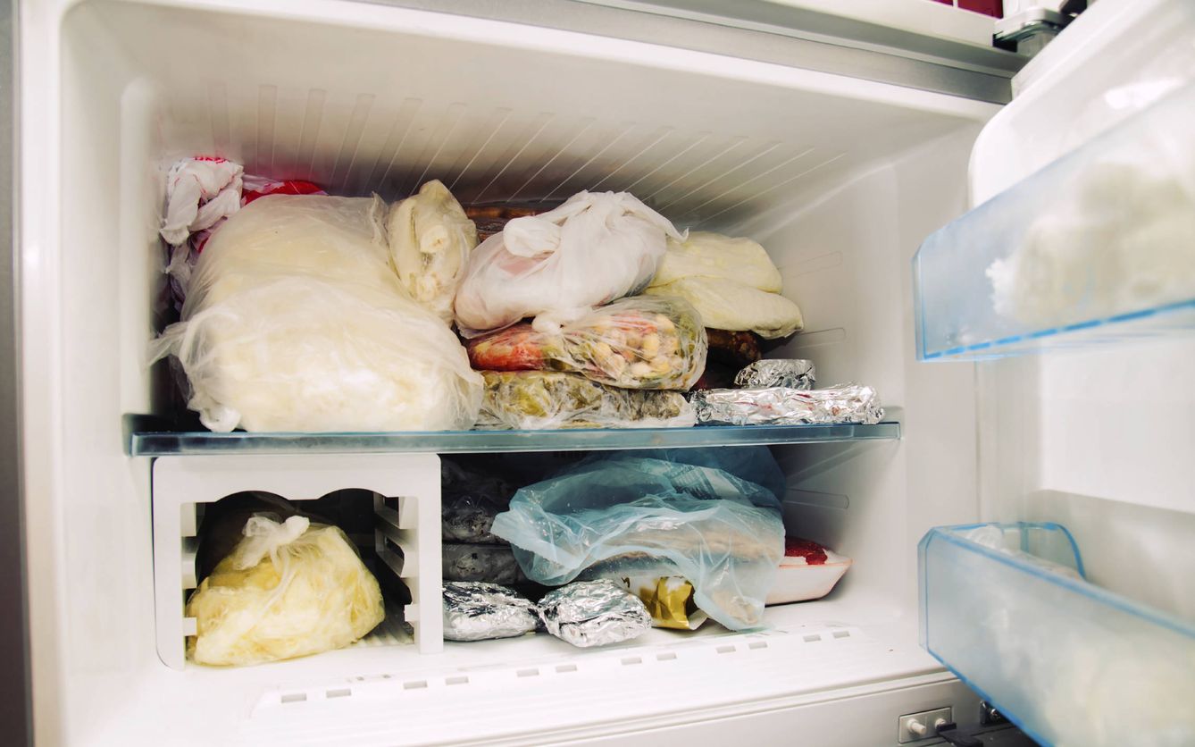 El covid no puede transmitirse a través de los alimentos, pero sí dura hasta tres días en el plástico. (iStock)