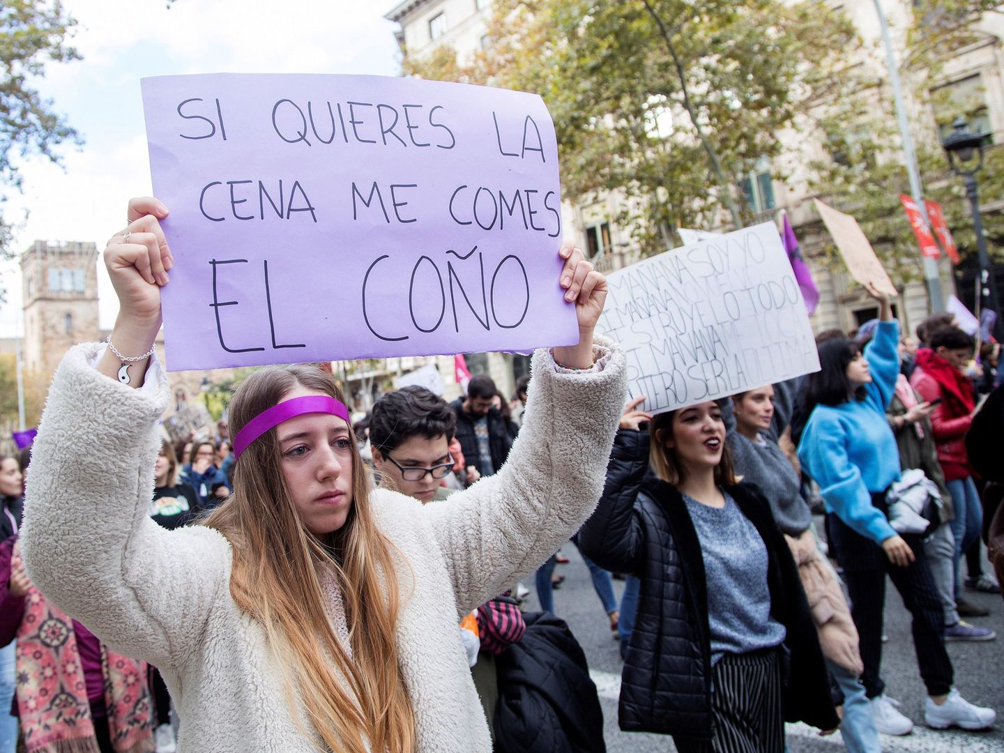 Una manifestante sostiene un cartel en un acto en favor de los derechos de las mujeres. (EFE)