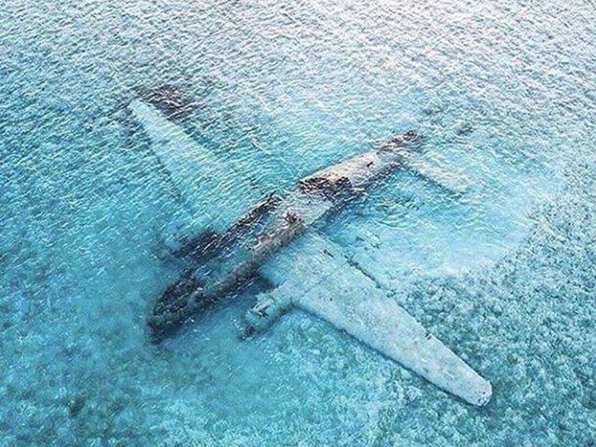 Foto: Avión del cartel de Medellín sumergido en Bahamas desde 1980.