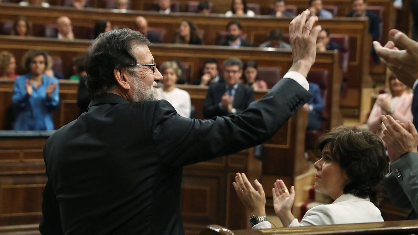 El presidente del gobierno Mariano Rajoy, despidiéndose de su grupo tras la moción de censura. (EFE)