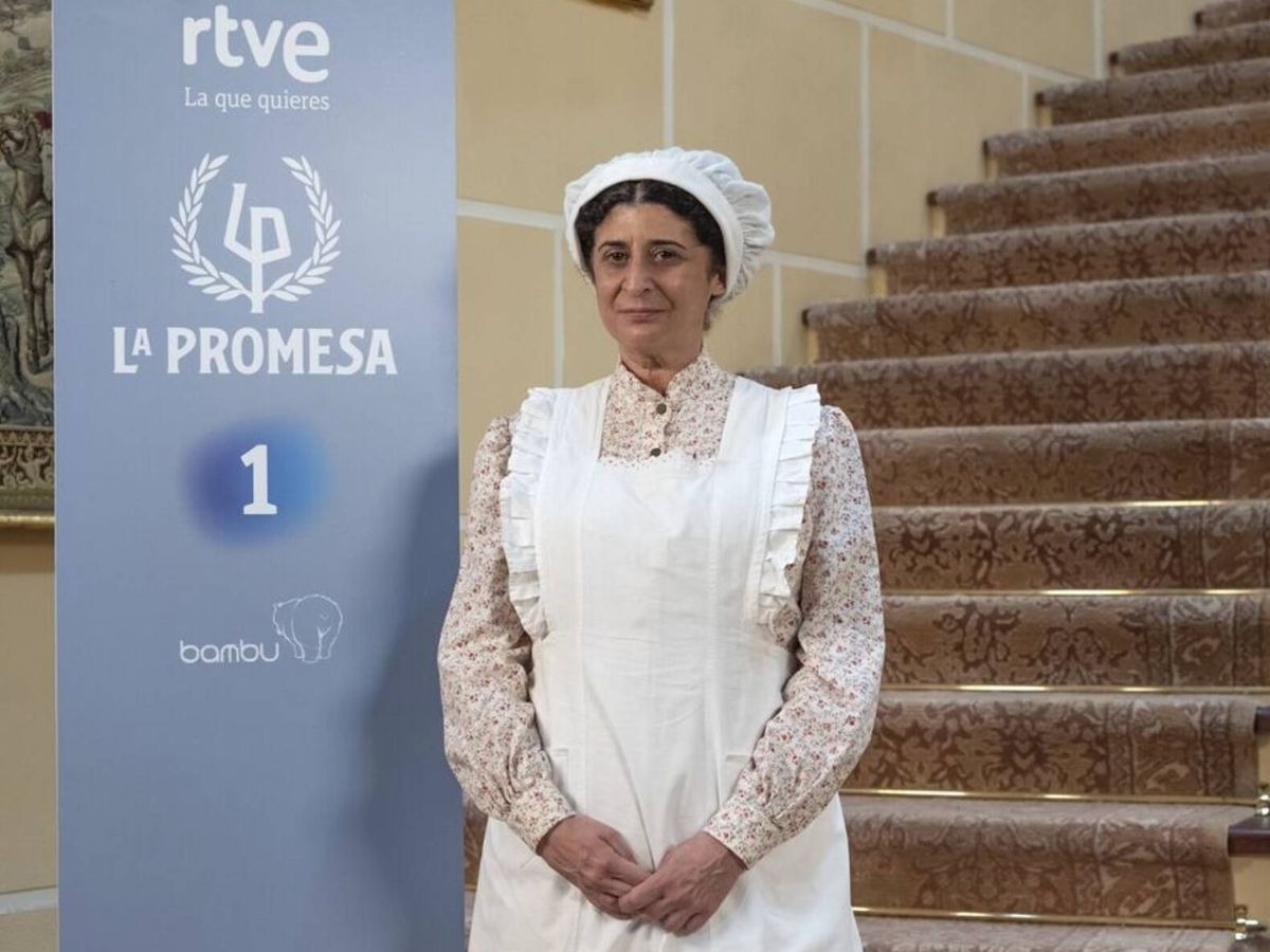 Foto: La actriz Teresa Quintero interpreta a la cocinera Candela en la serie 'La Promesa'. (RTVE)