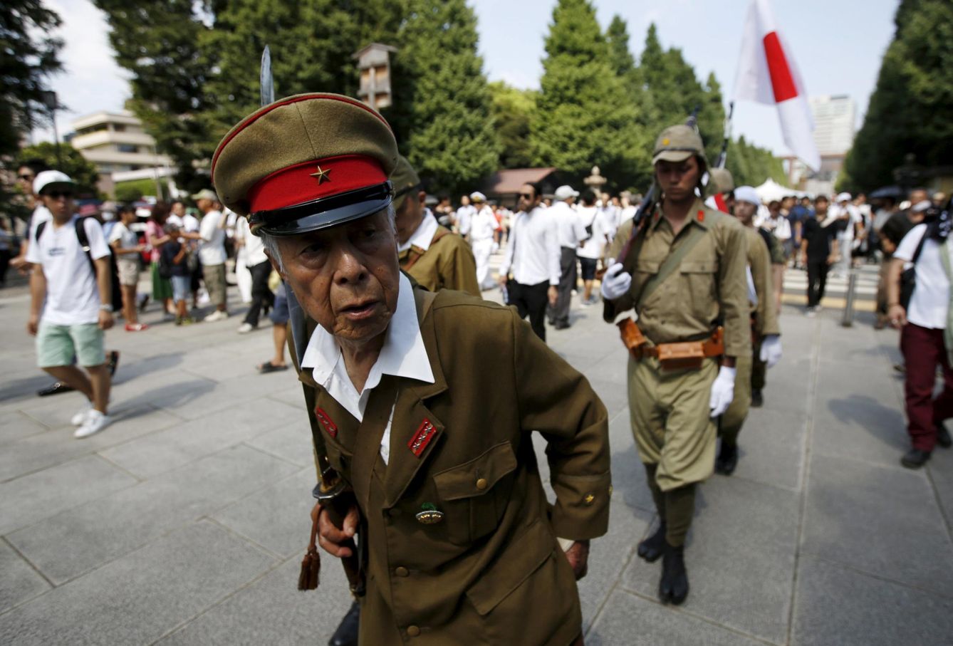 Hombres vestidos como soldados imperiales japoneses durante un desfile en Tokio (Reuters).