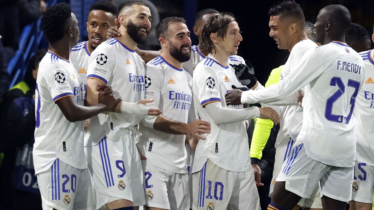 Los jugadores del Real Madrid celebran un gol de Benzema.