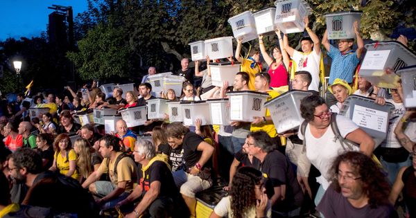 Foto:  Las urnas que los organizadores de la marcha soberanista "Recuperemos el 1-O" han trasladado desde la Plaza Catalunya de Barcelona, a su llegada al Parlament. (EFE)