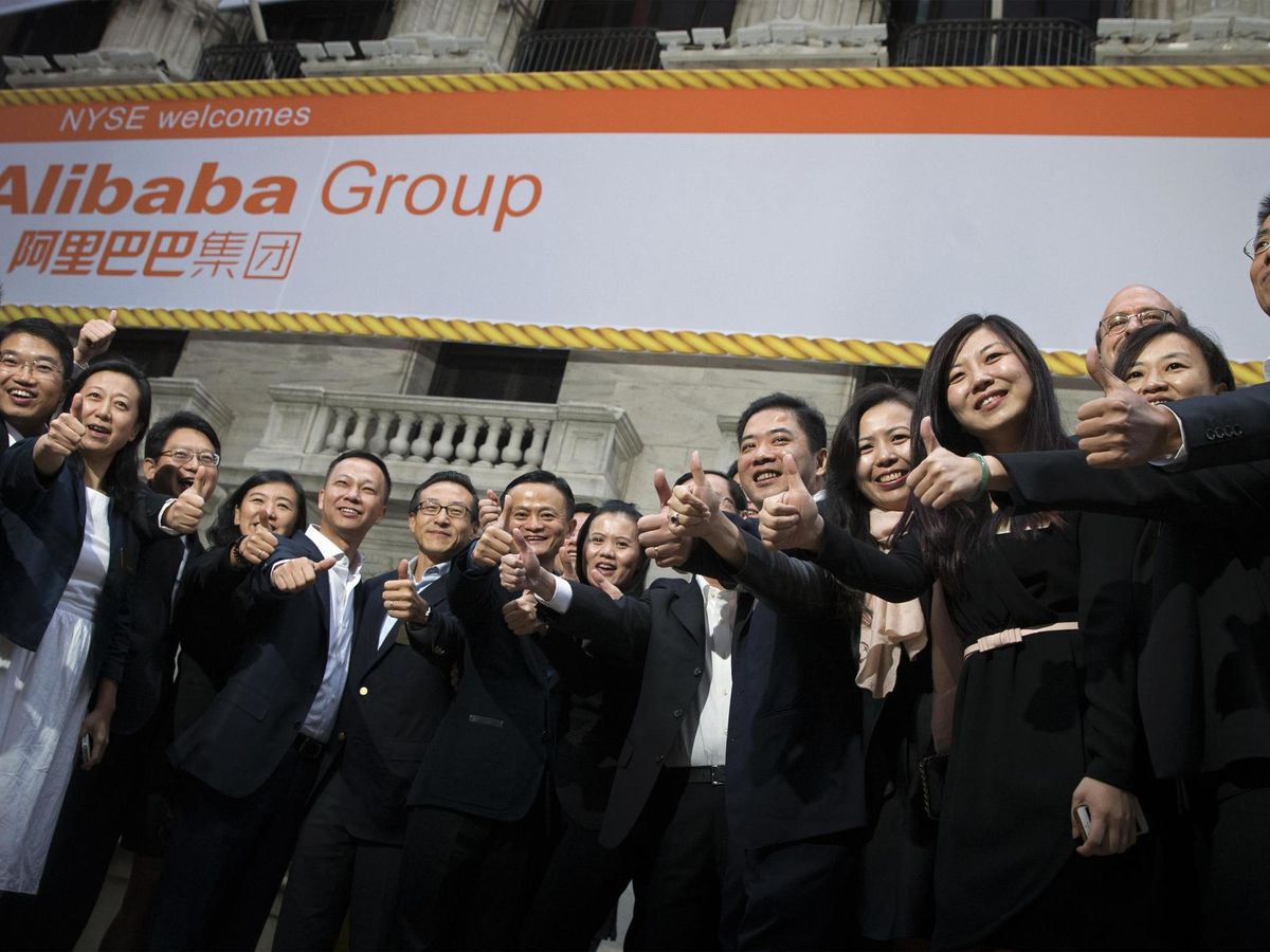 Foto: Jack Ma y Joseph Tsai junto al resto de directivos de Alibaba en su debut bursátil. (Reuters)