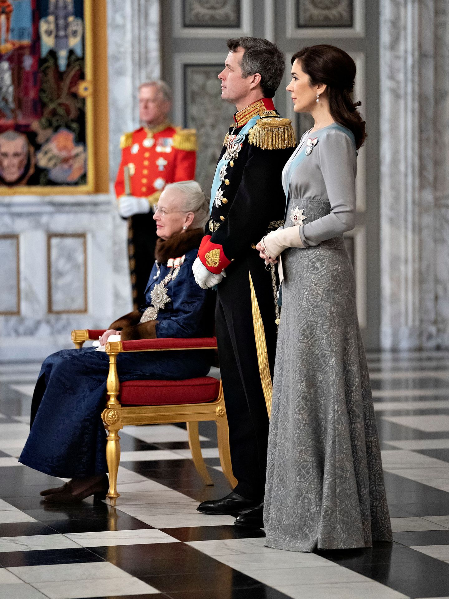 Federico y Mary, con la reina en una de las recepciones de Año Nuevo, cancelada este año. (Reuters)