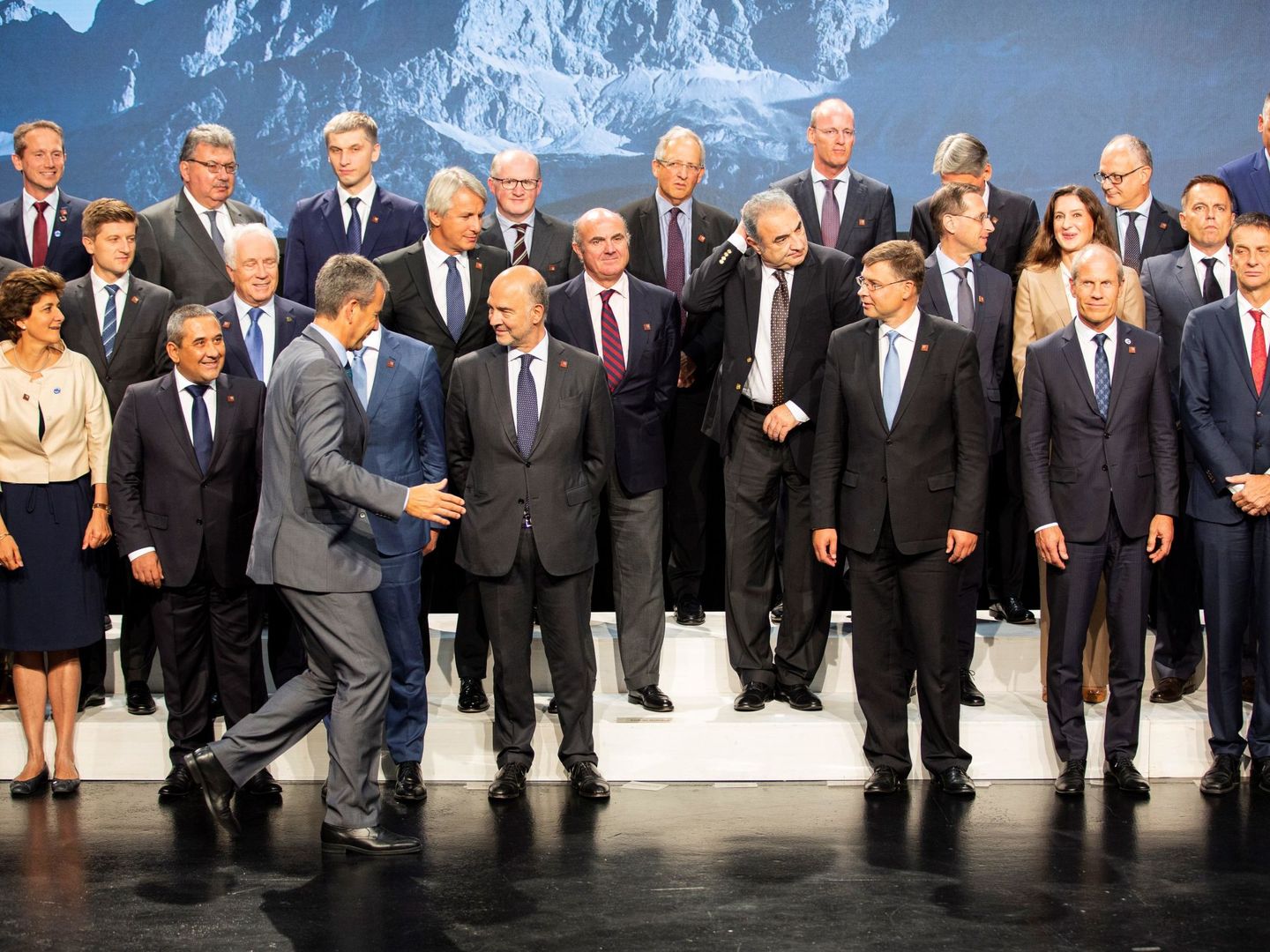 Foto de familia de ministros y responsables de la eurozona, tras la reunión informal en Viena. (EFE)
