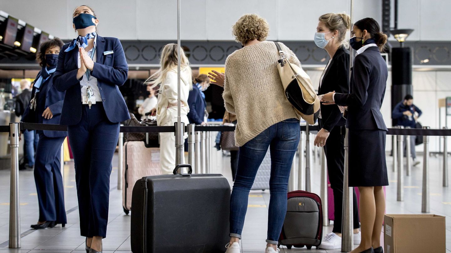 Turistas holandeses esperan a tomar un vuelo con destino Gran Canaria. (EFE/Koen Van Weel)