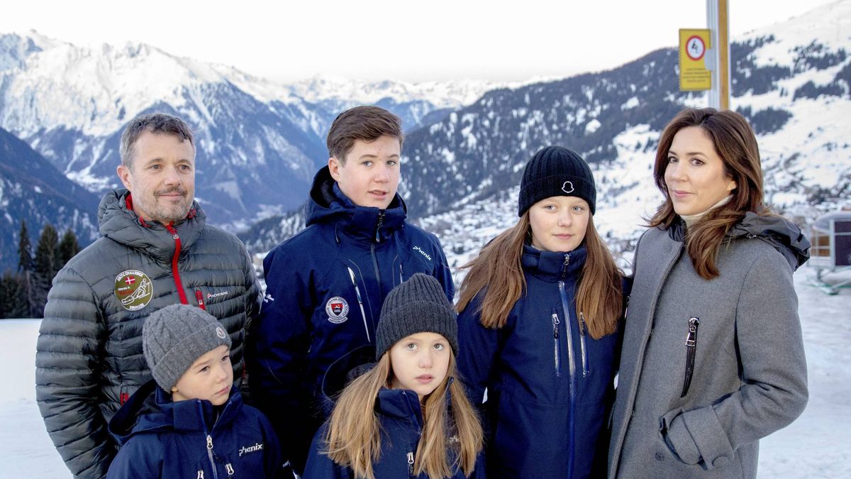Federico y Mary de Dinamarca, con sus hijos  en su primer día en el internado suizo