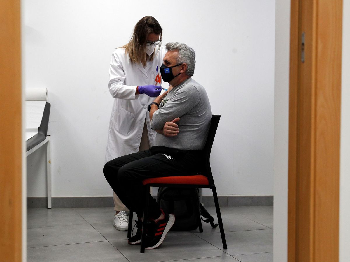 Foto: Vacunación contra el covid. (EFE)