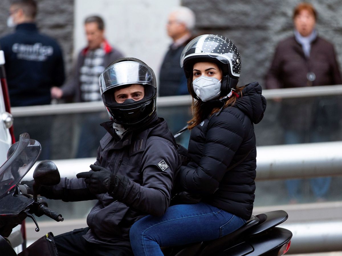 Foto: Dos personas se desplazan en moto antes de la declaración del estado de alarma (EFE)