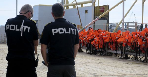 Foto: Dos policías del barco Siem Pilot con el que el Frontex patrulla el Mediterráneo Central, atracado en Sicilia, el 9 de marzo de 2017. (EFE)