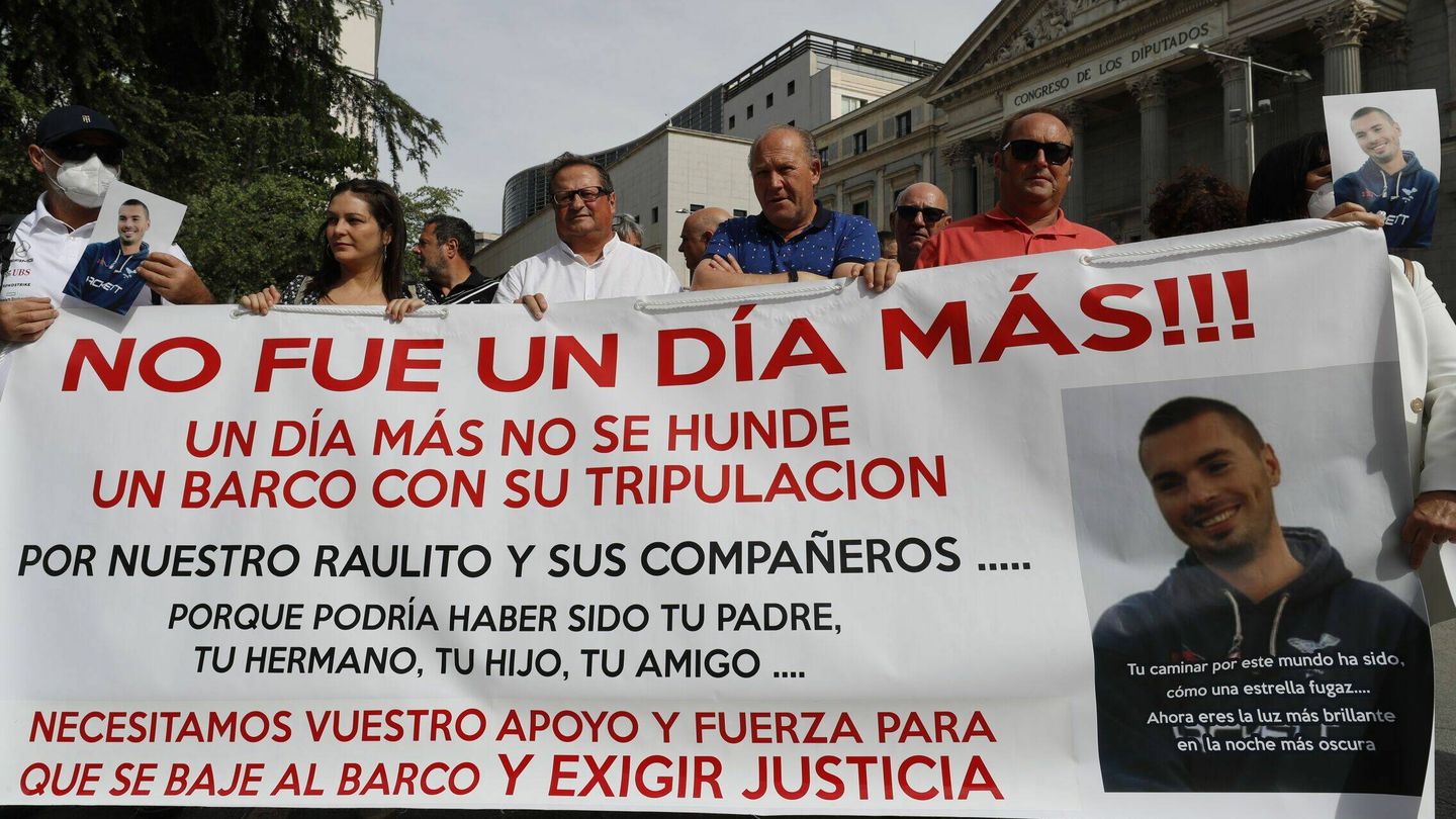 Protesta de los familiares de las víctimas del Pitanxo. (EFE/Luis Millán)