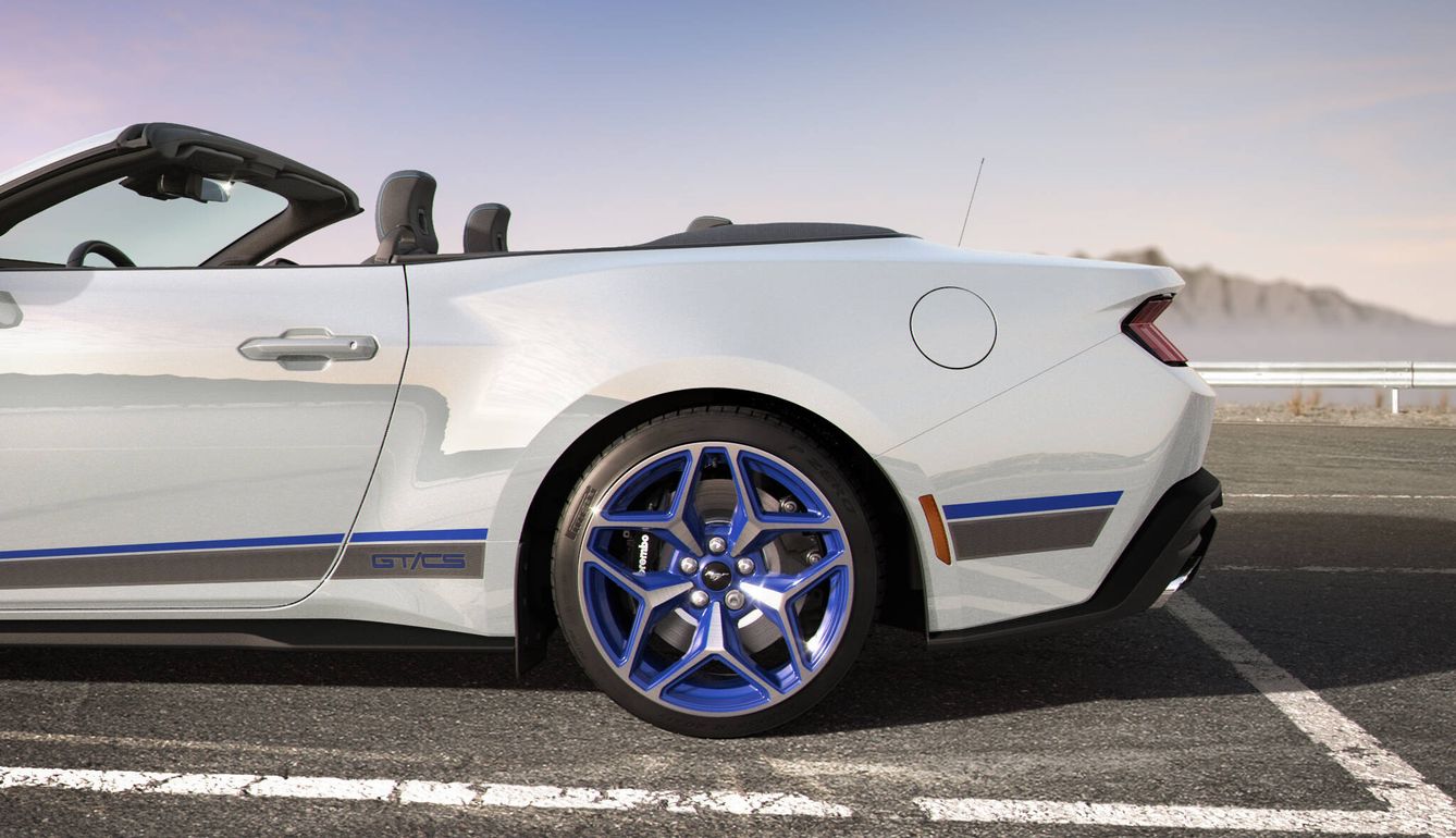 El Ford Mustang California cuenta con llantas de 19 pulgadas con detalles en Azul Rave.