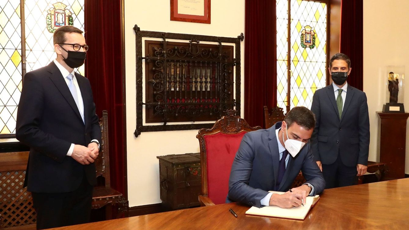 Foto: El presidente del Gobierno, Pedro sánchez (c), firma en el libro de honor del Ayuntamiento de Alcalá de Henares junto al primer ministro polaco, Mateusz Morawiecki (i). (EFE)