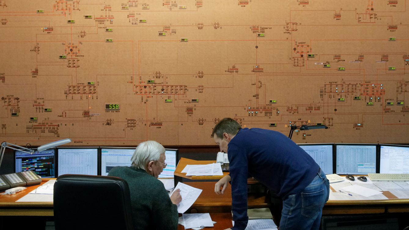 Foto: Dos operadores trabajan en la sala de control de Ukrenergo, la compañía estatal de electricidad ucraniana. (Reuters/Valentyn Ogirenko)
