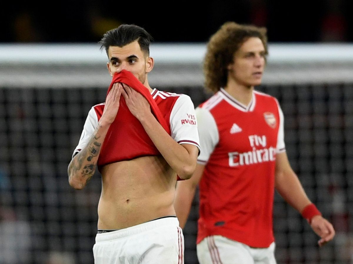 Foto: Dani Ceballos, con gesto de preocupación, en un partido del Arsenal. (Efe)