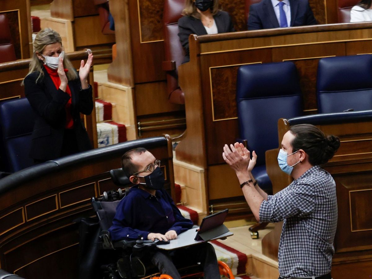 Foto: Pablo Iglesias (d) recibe los aplausos de la ministra de Trabajo, Yolanda Díaz, tras su discurso de despedida antes de dimitir como diputado. (EFE)