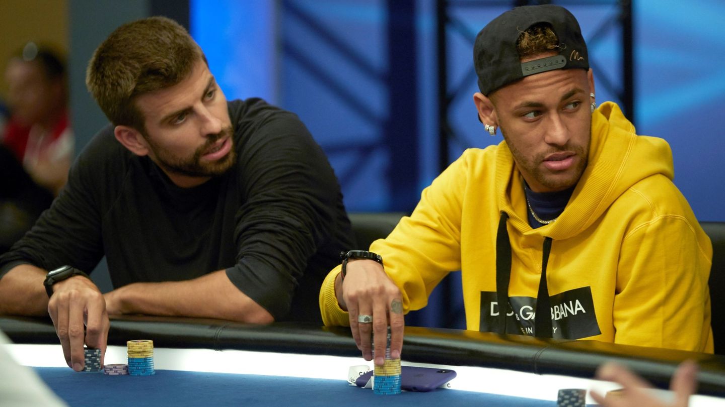Piqué juega al póker con Neymar. (EFE) 