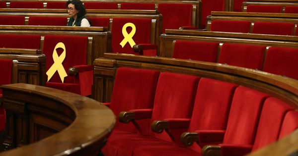 Foto: La presidenta del grupo parlamentario de ERC, Marta Rovira, junto a los lazos amarillos. (EFE)