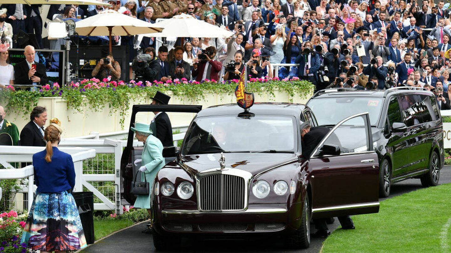 La reina Isabel II bajando de su vehículo en Ascot. (Getty)