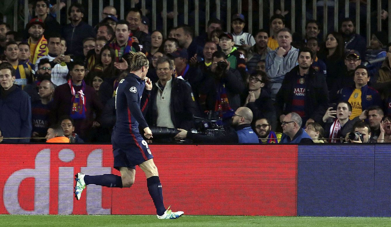 Torres celebra su gol en cuartos de Champsions en el Camp Nou besándose el escudo (Efe)