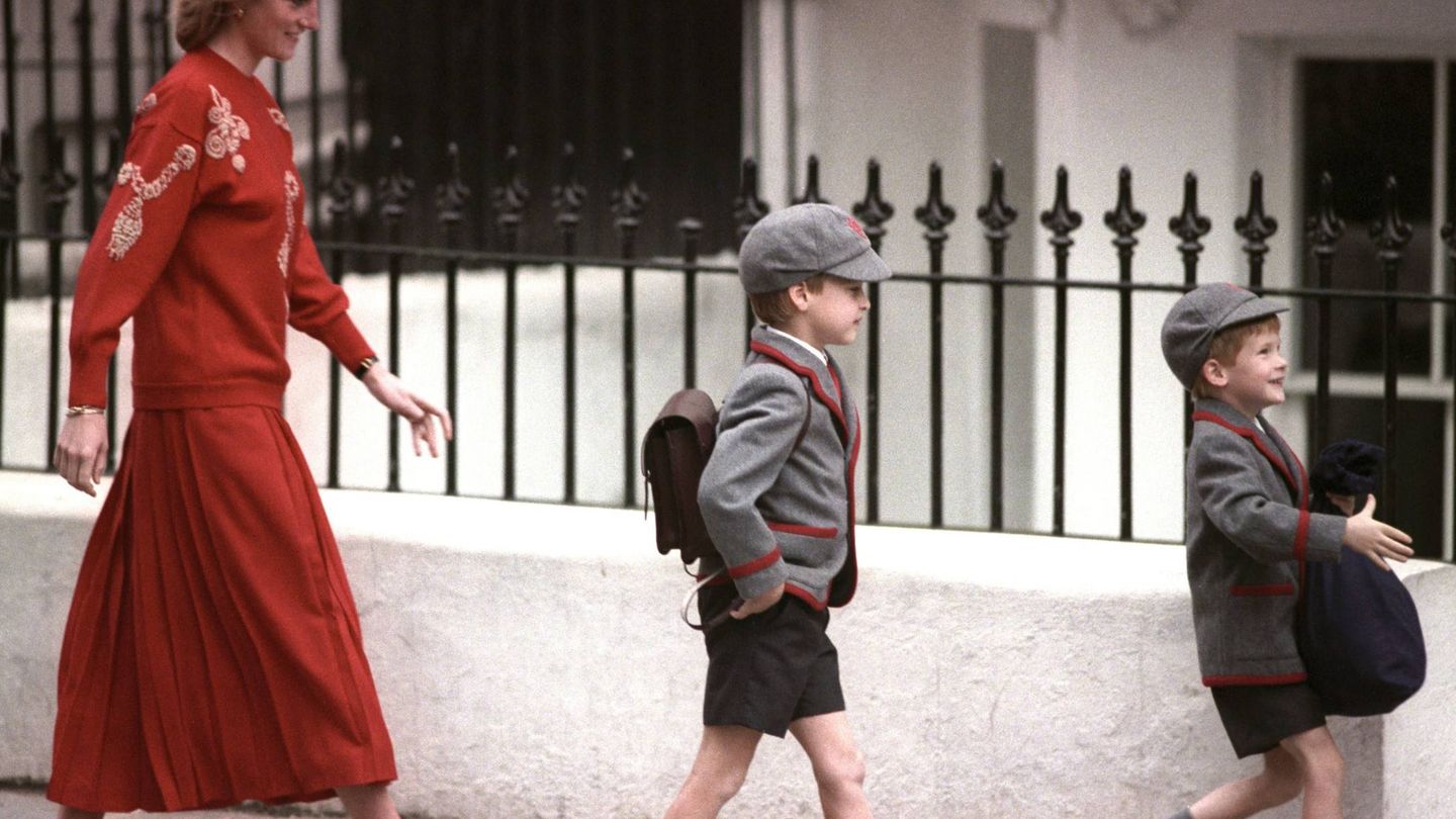 La princesa Diana, con sus hijos Guillermo y Harry en 1989. (Cordon Press)