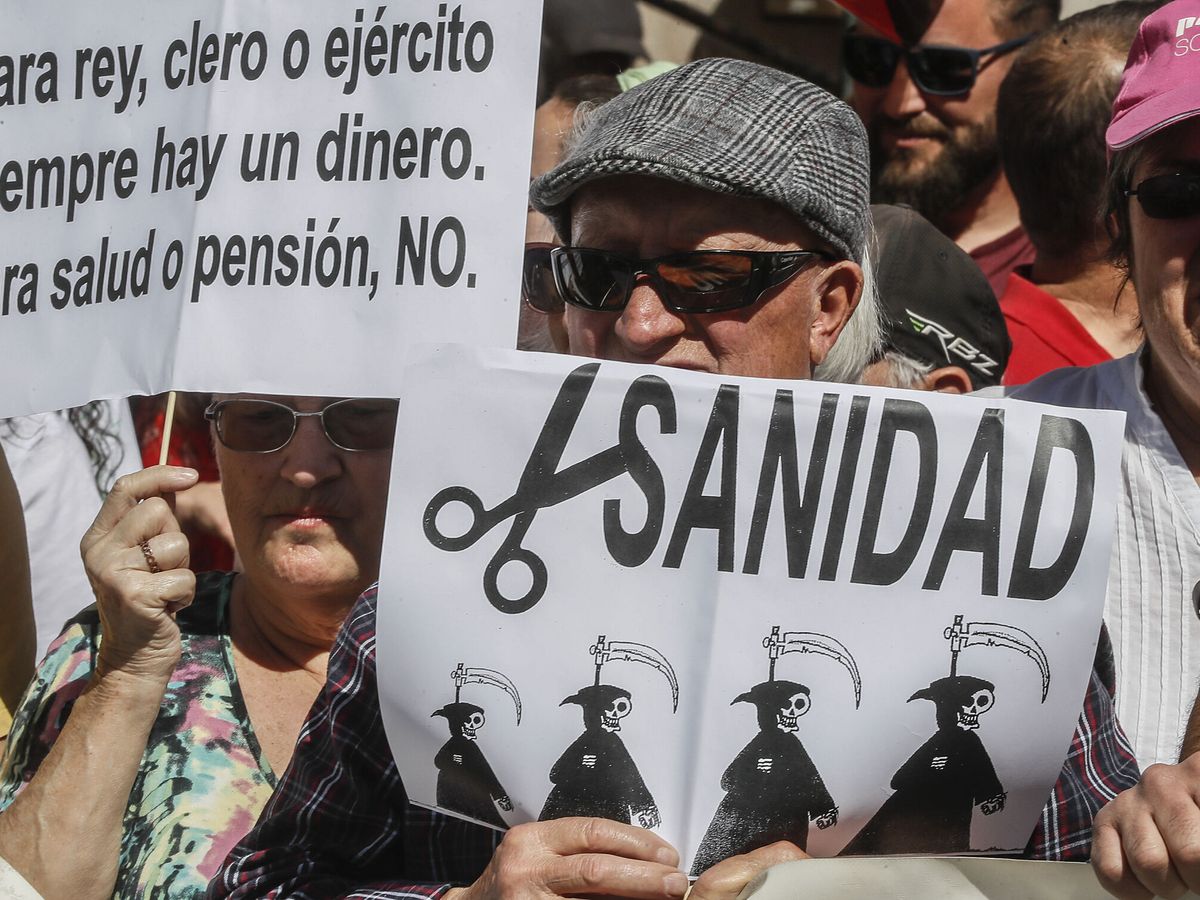 Foto: Manifestación en defensa de la Sanidad en Sevilla. (EFE)