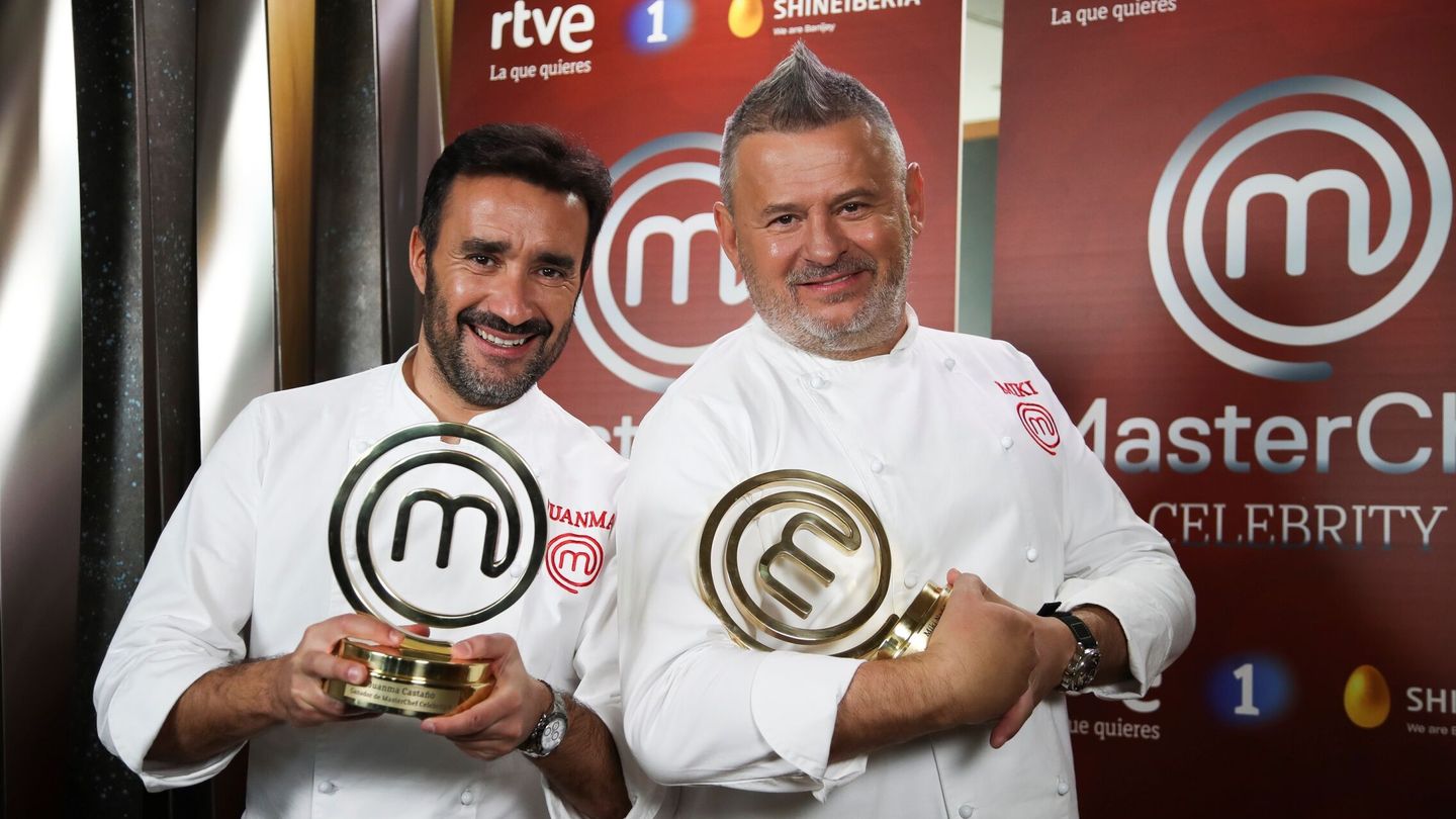 El periodista Juanma Castaño y el cómico Miki Nadal posan con el trofeo de ganador del concurso culinario 'MasterChef Celebrity'. (EFE/David Fernández)