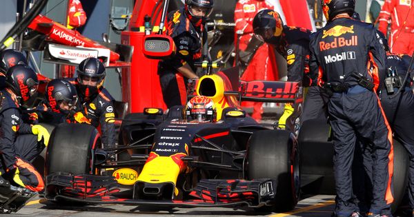 Foto: Verstappen, durante un pit-stop. (Reuters)