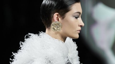 La camelia de Chanel o la nueva obsesión de las expertas en moda: de las prendas a los accesorios