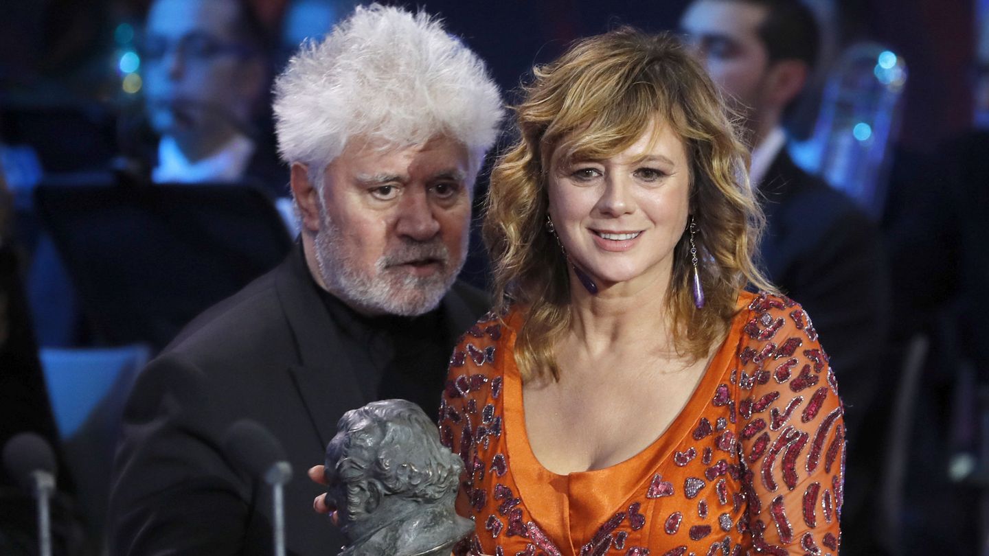 Emma Suárez, con Pedro Almodóvar durante la gala de la XXXI edición de los Premios Goya. (EFE/Ballesteros)