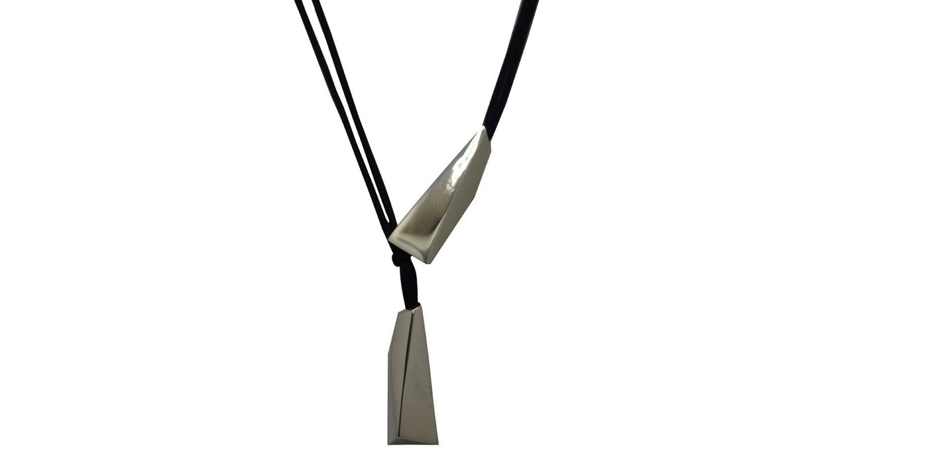 Colgante de plata para el cuello, con piezas independientes, que pueden deslizarse a lo largo del cordón de seda y permite distintos largos y posiciones.