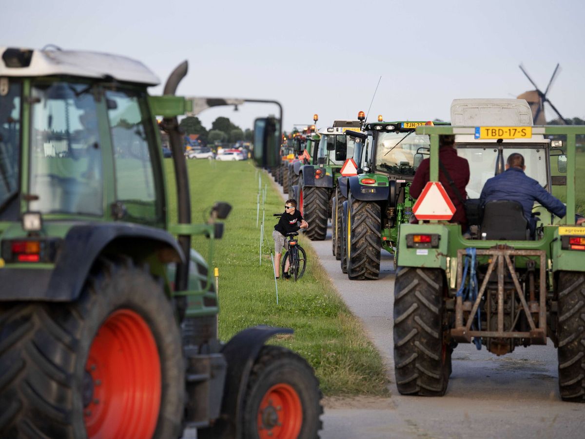 Foto: Tractores en una manifestación contra las medidas del Gobierno neerlandés. (EFE/Olaf Kraak)