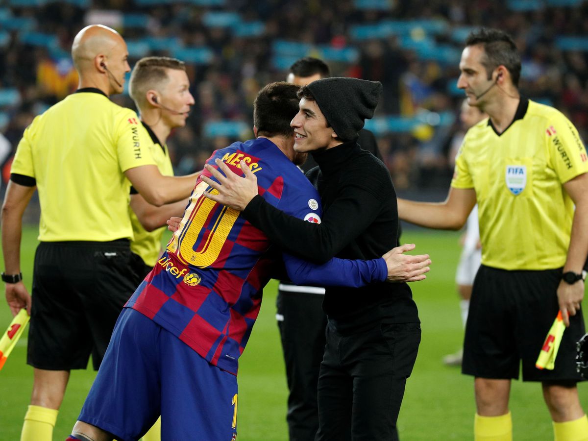 Foto: Marc Márquez se abraza con Messi antes del choque. (Reuters)