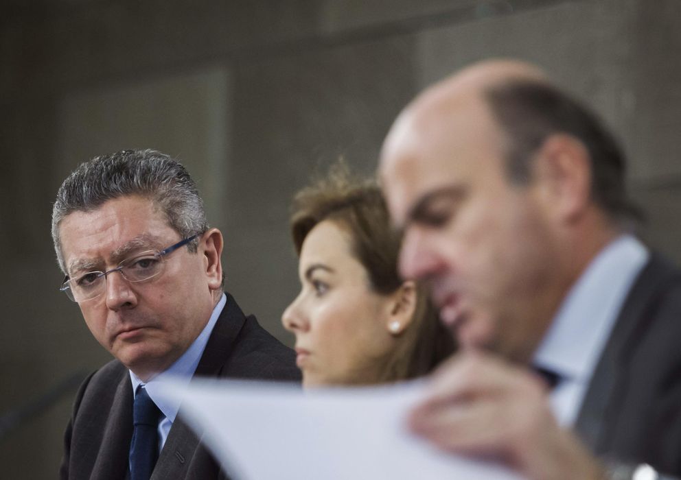 Foto: El ministro de Justicia, Ruiz-Gallardón, la vicepresidenta Soraya Sáenz de Santamaría y el titular de Economía, Luis de Guindos. (EFE)