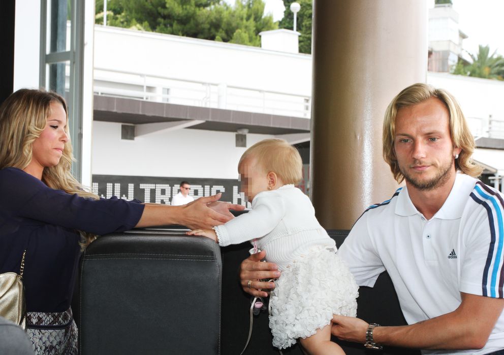 Foto: Ivan Rakitić con su mujer, Raquel Mauri y su hija Althea (Gtres)