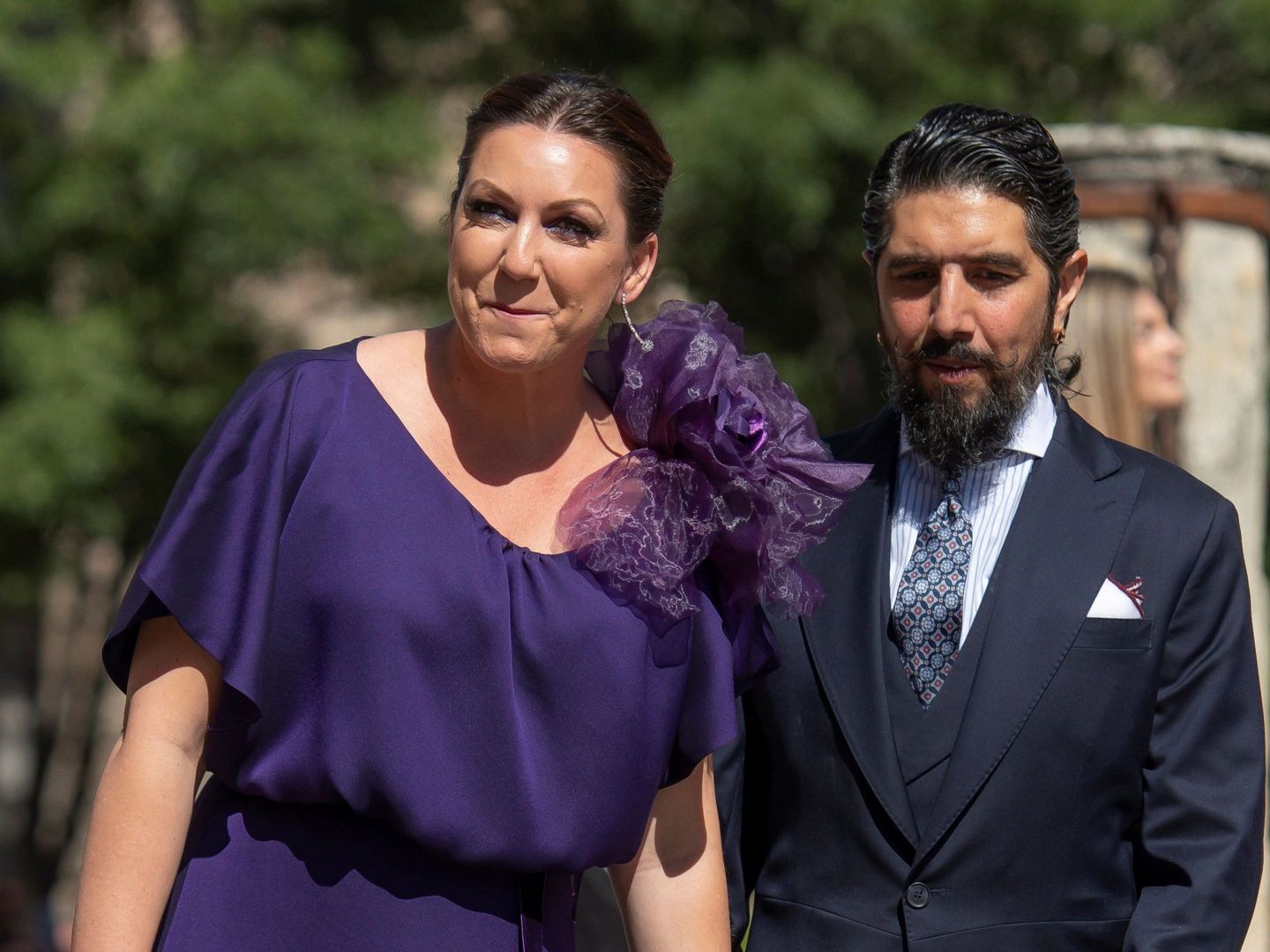 La cantante Niña Pastori y su pareja, Chaboli, en la boda de Pilar Rubio y Sergio Ramos. (EFE)