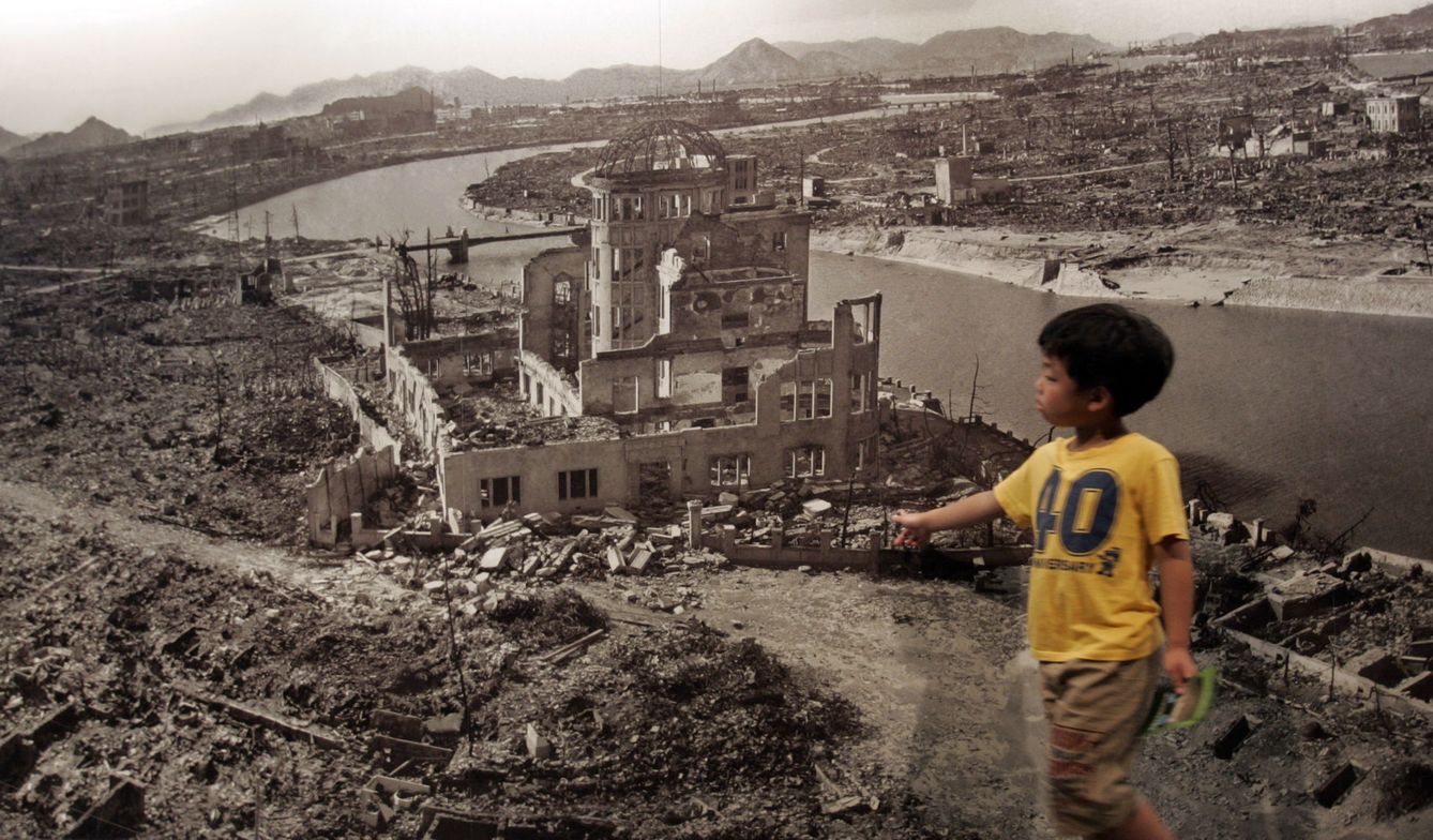 Un niño observa una imagen de Hiroshima tras la bomba atómica en el Museo Memorial de la Paz, en Hiroshima. (Reuters)
