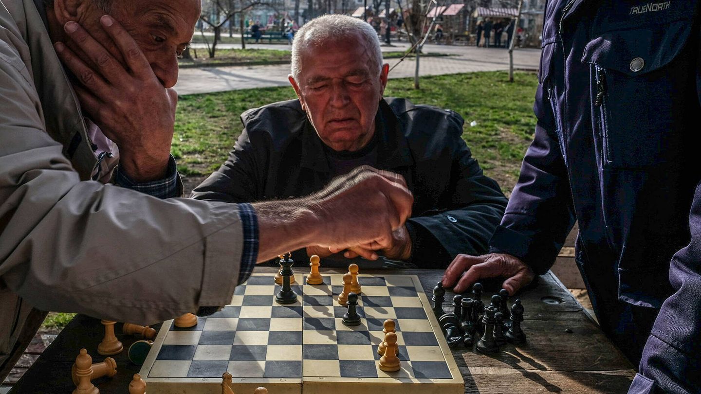 Ancianos jugando al ajedrez en Odesa. (Getty/SOPA/LightRocket/Rick Mave)
