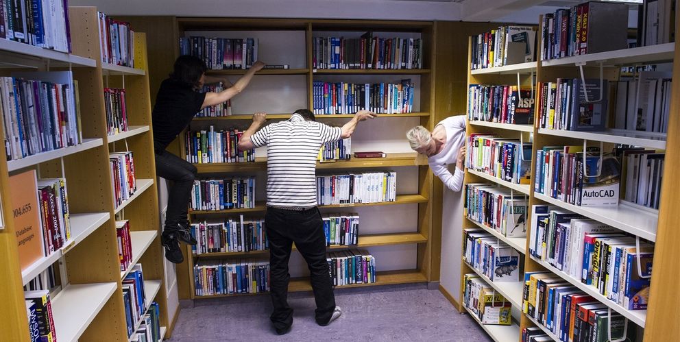 Un grupo de investigadores realiza una 'performance' en la biblioteca del centro. (Maximilien Brice/CERN)