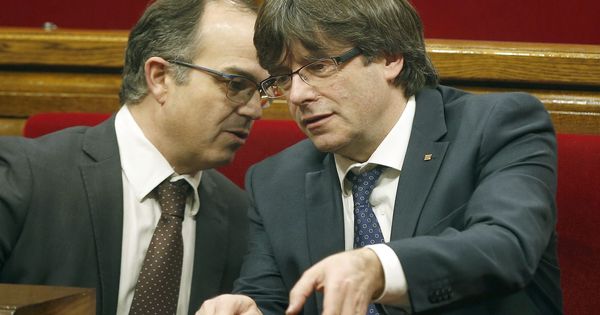 Foto: El nuevo conseller de Presidencia y portavoz del Govern, Jordi Turull, junto a Puigdemont en una imagen de archivo. (Efe) 