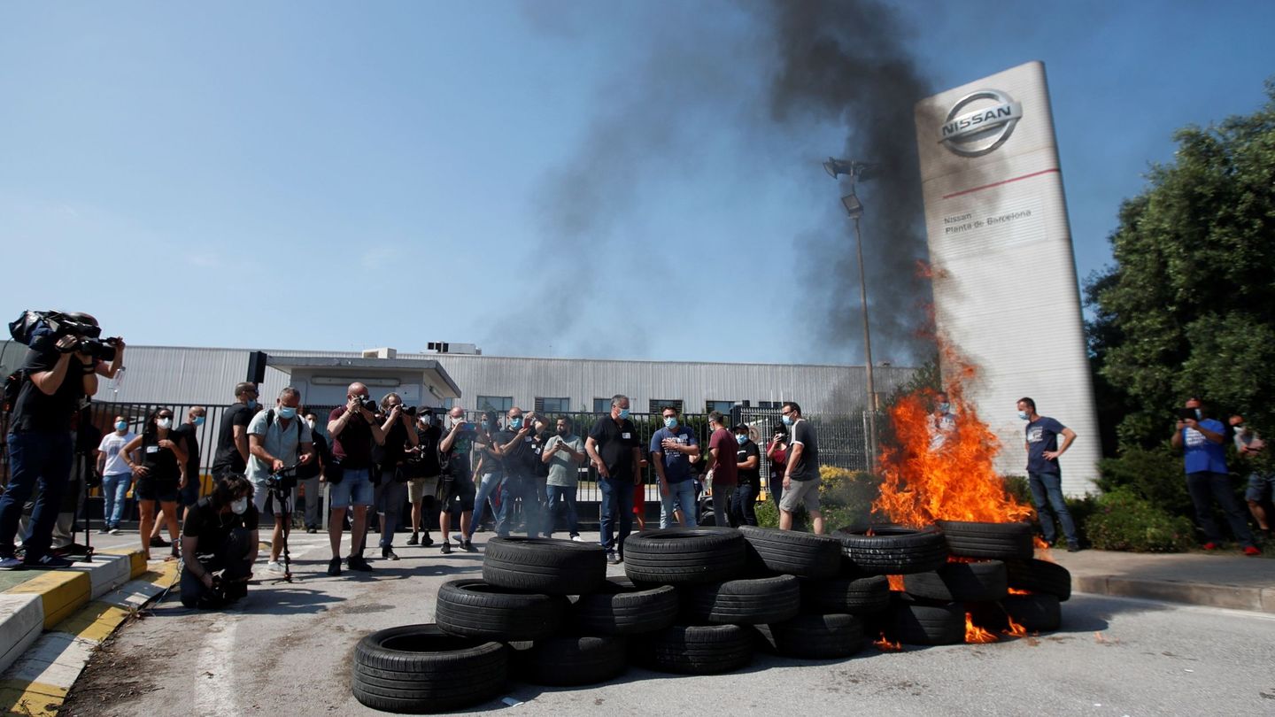 Trabajadores de Nissan queman neumáticos en las protestas. (EFE)