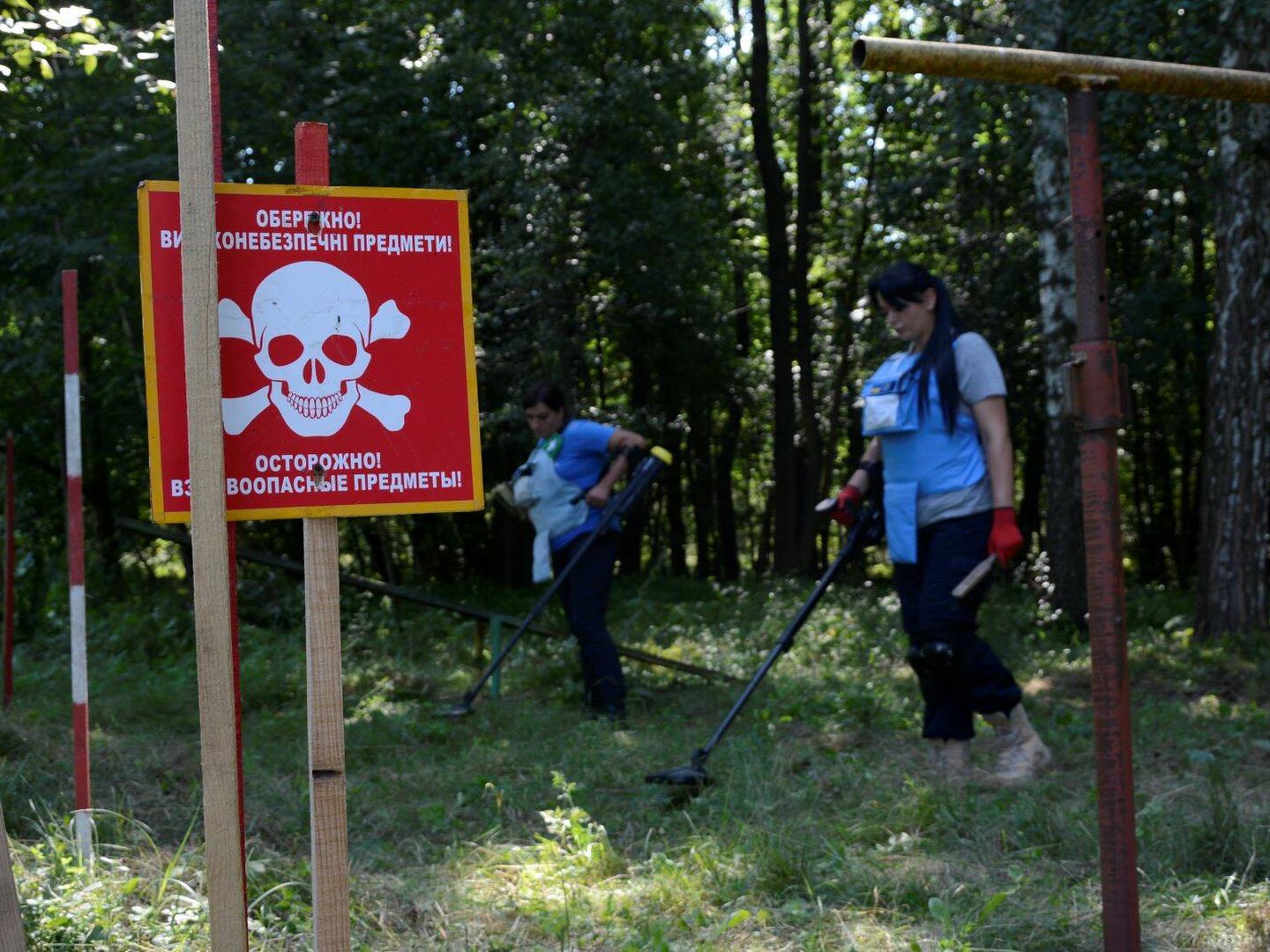 Los trabajadores de la organización HALO rastrean la zona en busca de artefactos explosivos. (M. R.)